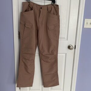 Men's lightweight work pants size XL w lots of pockets NWOT